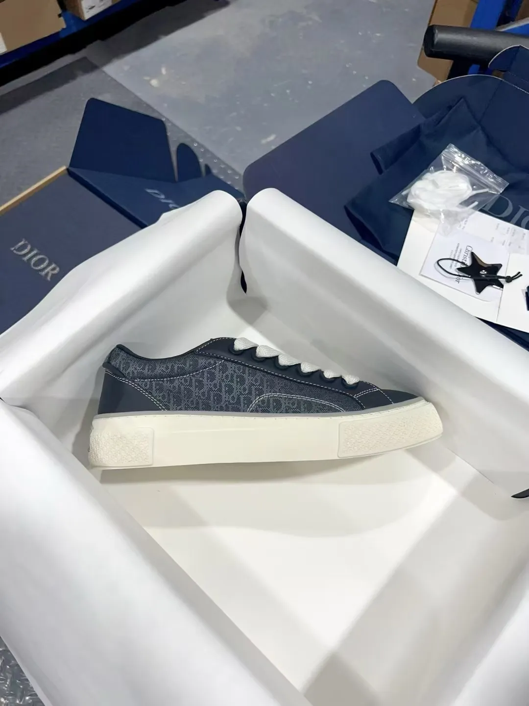 👟👟Ex-factory price 560👟👟 𝐃𝐢𝐨𝐫 𝐱 𝐒𝐭𝐨𝐧𝐞 𝐈𝐬𝐥𝐚𝐧𝐝 𝐁𝟯𝟯 Dior co-branded Stone Island new casual sports shoes Skateboard shoes 111111111 This B33 sneaker comes from the DIOR AND STONE ISLAND limited series. It is a new interpretation of the classic tennis shoe. The fashionable silhouette highlights the heavy texture. The black-dyed cotton has a delicate wash and soft texture, and is finished with the classic Oblique print on the sides, paying homage to the exceptional craftsmanship of the exclusive collaboration. The tongue is embossed with the Dior signature, while cannage panels on the front, DIOR AND STONE ISLAND signature on the back and insole. The rubber outsole features the Dior Oblique pattern, while a contrasting Dior 30 Avenue Montaigne signature on the rear adds style. It can add a modern touch to various casual looks, and can also be matched with other DIOR AND STONE ISLAND items. Exquisite packaging at the delivery counter🛍📦 Customized cowhide material, sheepskin lining, original molded outsole Size: 35-45